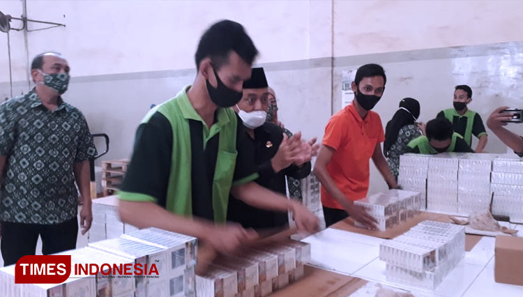 Bupati Malang Drs HM Sanusi MM saat meninjau kinerja dari pekerja difabel di Pabrik Rokok Cakra. (Foto: Binar Gumilang/TIMES Indonesia)