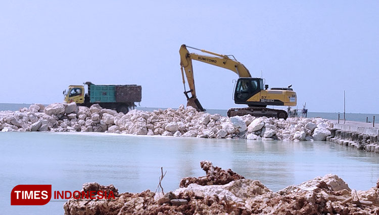 Proyek pengurukan di Pantai Dalegan Gresik. (Foto: Akmal/TIMES Indonesia)