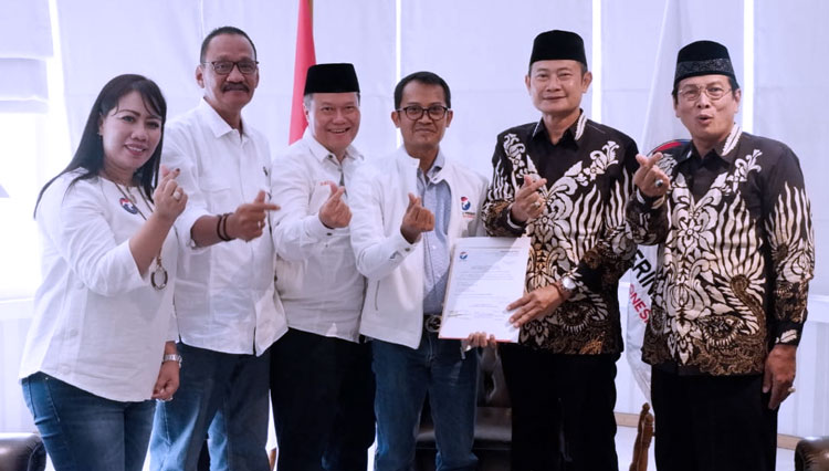 Pasangan Yuhronur-Rouf saat menerima rekomendasi dari Partai Perindo, di Kantor DPP Perindo, Jakarta Pusat, Selasa (4/8/2020). (FOTO: Yuhronur Efendi for TIMES Indonesia)