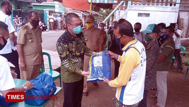 Wali kota Pagaralam Alpian Maskoni tinjau korban kebakaran di Tebat Baru Ilir, sekaligus memberikan bantuan makanan dan pakaian. (Foto: Asnadi/ TIMES Indonesia) 