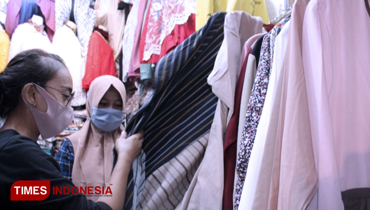 Ilustrasi pedagang baju di pasar Pusat Grosir Surabaya atau PGS. (Foto: Farida Umami/TIMES Indonesia)