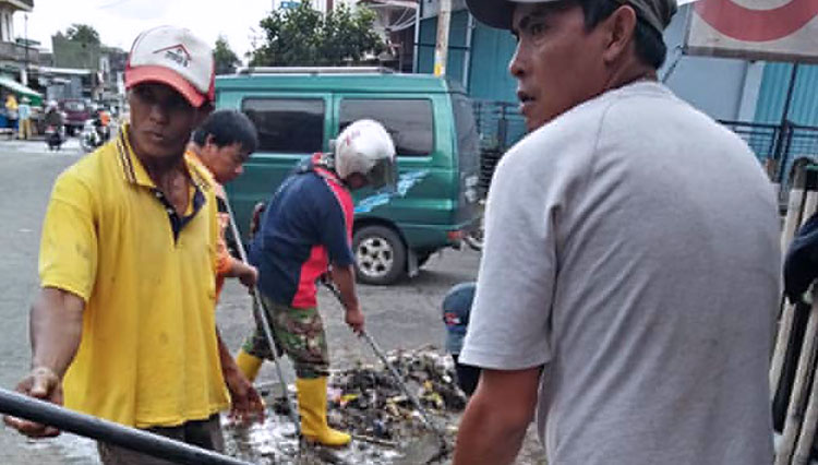  Petugas DLH Kota Pagaralam secara rutin melakukan pembersihan, serta mengakut sampah dari dalam saluran pembuangan air guna mencegah penyumbatan. (Foto: Asnadi/ TIMES Indonesia) 