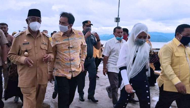 Wali Kota Ali Ibrahim (kiri) saat berbincang dengan Azis Syamsuddin yang baru tiba di Tidore. (Foto: Amanah Upara/TIMES Indonesia)