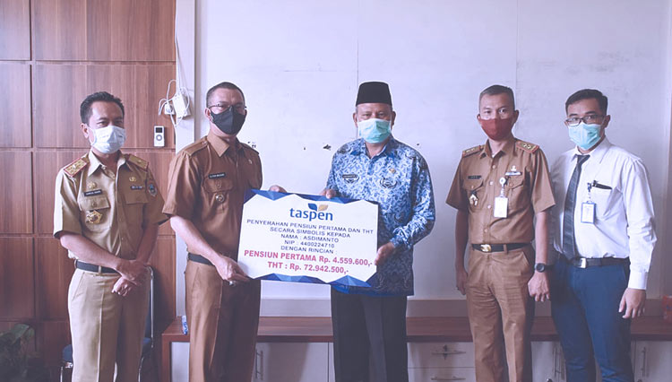 Wali kota Pagaralam Alpian Maskoni menyerahkan tanda penghargaan kepada ASN yang memasuki purna tugas berupa Satya Lencana.  (Foto: Asnadi/TIMES Indonesia) 