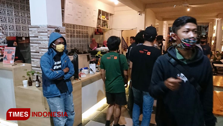 Pengunjung Neka Ruang Cafe meninggalkan lokasi live music setelah dibubarkan petugas gabungan TNI-Polri. (FOTO: Faisol Ahmad for TIMES Indonesia)