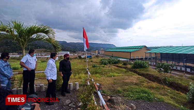 Bupati Banyuwangi Abdullah Azwar Anas mengunjungi pembangunan workshop PT INKA. (FOTO: Agung Sedana/ TIMES Indonesia)