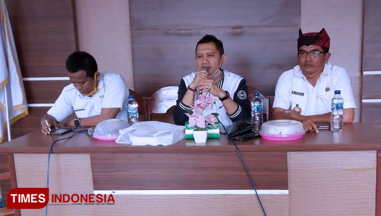 Ketua Asosiasi Kepala Desa Kabupaten Banyuwangi (Askab), Anton Sujarwo SE (tengah) saat memimpin pertemuan di Kantor Desa Kandangan, Kecamatan Pesanggaran. (Foto : Syamsul Arifin/TIMES Indonesia)