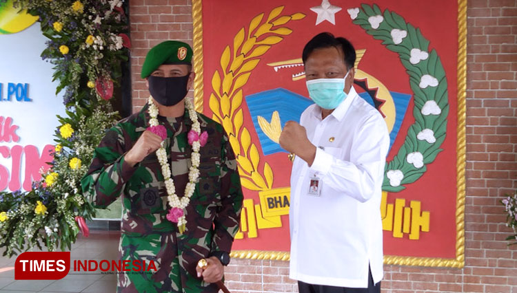 Dandim 0817/Gresik Taufik Ismail (Kiri) saat berfoto dengan Bupati Gresik Sambari Halim Radianto (Kanan) (Foto: Akmal/TIMES Indonesia).