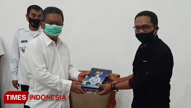 Bupati Pacitan Indartato menerima Anugerah TIMES Indonesia dari GM TIMES Indonesia Madiun Raya Bambang H Irwanto. (Foto: Rojihan/TIMES Indonesia)