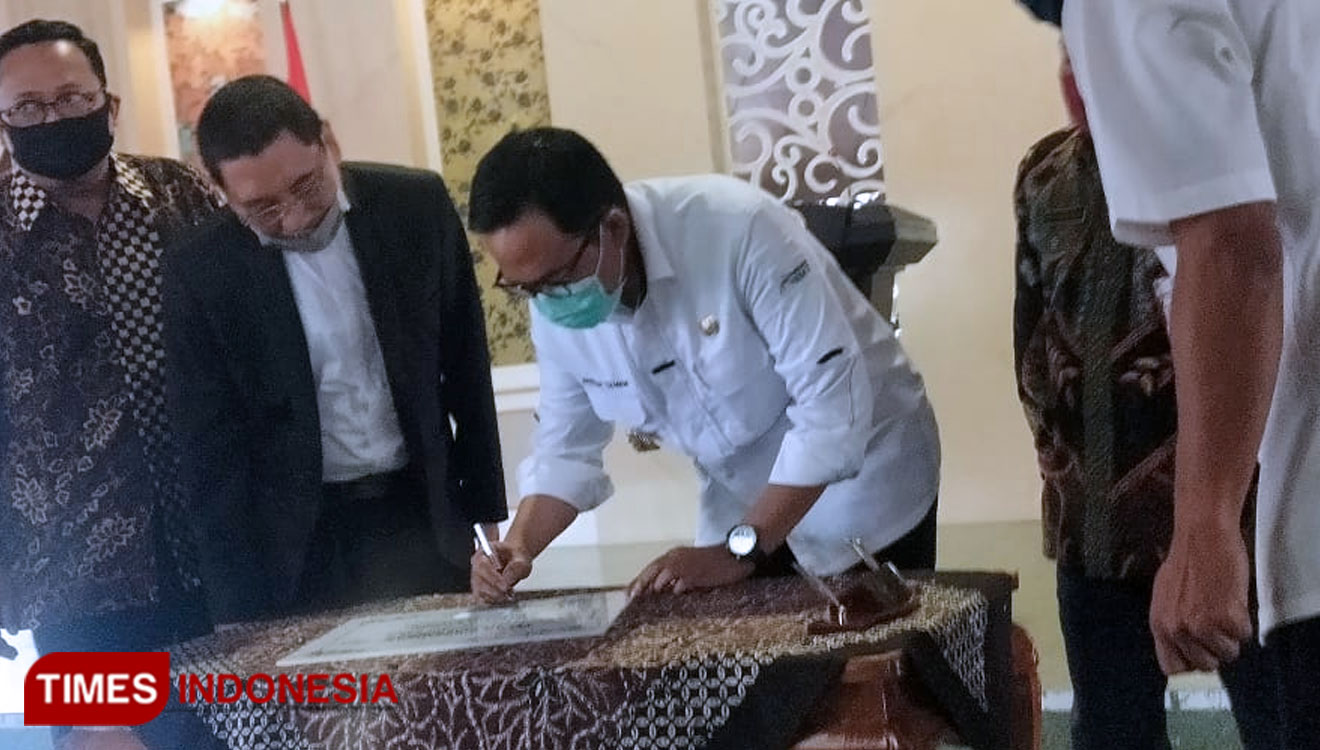 Bupati Pamekasan Badrut Tamam menandatangani peresmian Kopsyah TSQ  didampingi Slamet Riyanto Dewan Pengawas TSQ di Pendapa Agung Ronggosukowati, Rabu, (5/8/2020). (foto: DJ TIMES Indonesia)