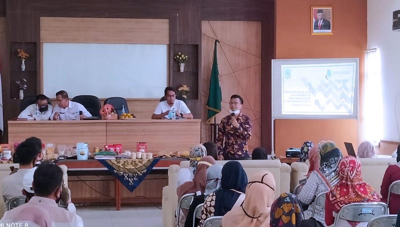 Direktur Utama PD SMU Majalengka, Dede Sutisna, menggandeng sejumlah pelaku UMKM untuk memasarkan produk UMKM. (Foto: Dok. PD SMU Majalengka for TIMES Indonesia)