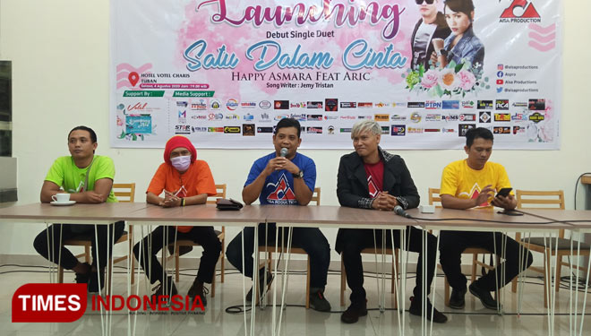 Jemy Tristan bersama management Aisa Production saat memberi keterangan pers di Hotel Caris Jalan Leda Sucipto, Tuban, Selasa (04/08/2020). (Foto: Safuwan/TIMESIndonesia)