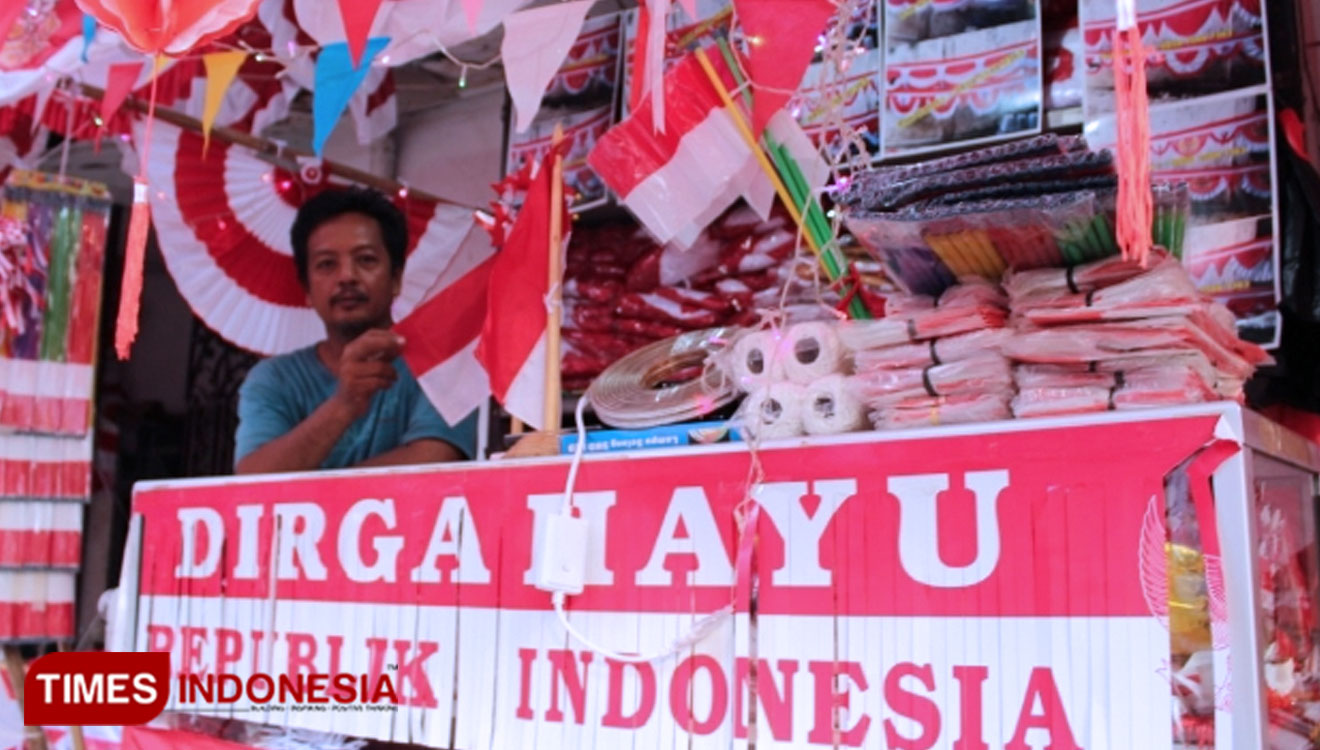 Pedagang di Kampung Bendera saat menunjukan produknya, Rabu (5/8/2020) (Foto: Farida Umami/TIMES Indonesia)