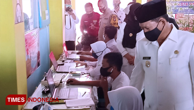 Wali Kota Madiun Bagikan Laptop Gratis, Penggunaan Bakal Diawasi