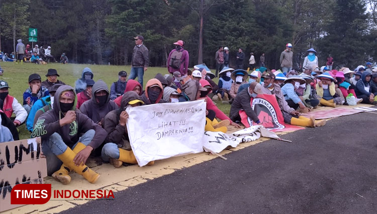 Warga dari Desa Margamukti dan Sukamanah di Kecamatan Pangalengan Kabupaten Bandung yang tergabung dalam Pangalengan Bangkit, melakukan aksi unjuk rasa di area helipad milik PT Star Energy, Rabu (5/8/20). (FOTO: Iwa/TIMES Indonesia)