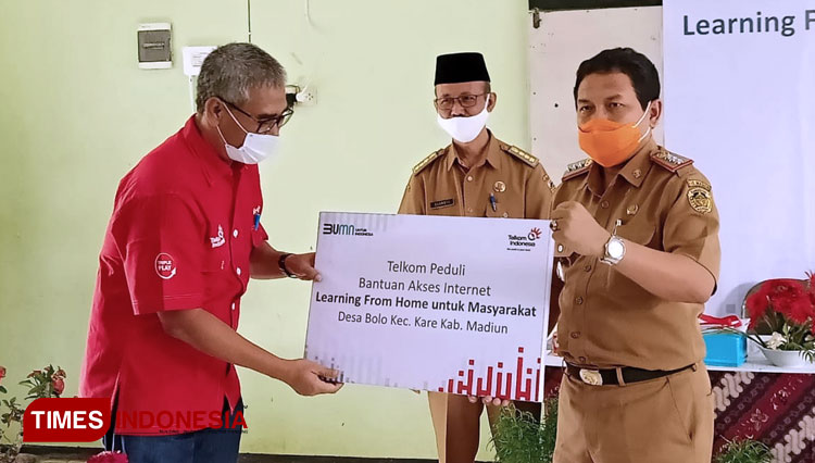 Peluncuran program Telkom Peduli Bantuan Akses Internet Learning From Home (LFH) di Kecamatan Kare, Kabupaten Madiun. (Foto: Aditya Candra/TIMES Indonesia)