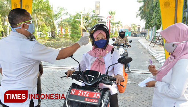 Ilustrasi - Pegawai di lingkungan Pemkab Gresik saat mau masuk kantor (Foto: Akmal/TIMES Indonesia).