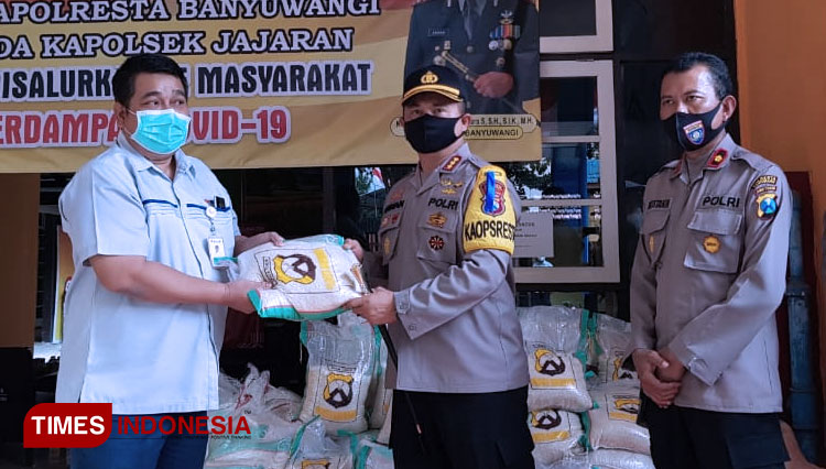 Polresta Banyuwangi distribusikan 10 ribu ton beras dan masker kepada 24 Polsek jajaran. (Foto: Agung Sedana/TIMES Indonesia)