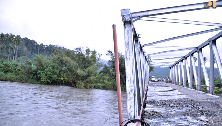 Proses perbaikan jembatan Wai Kaka di Desa Tala, Kecamatan Amalatu, Kabupaten Seram Bagian Barat. (FOTO: Kementerian PUPR)