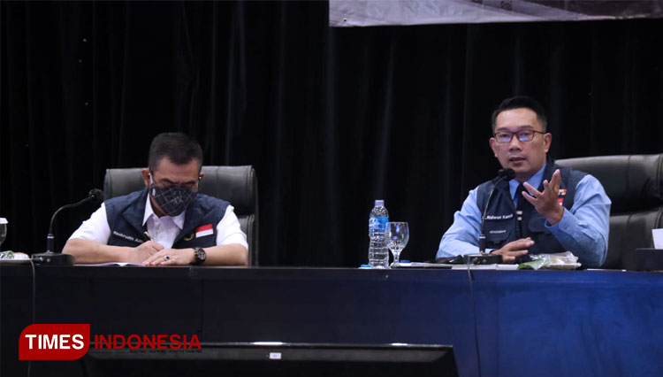 Gubernur Jawa Barat Ridwan Kamil didampingi oleh Wali Kota Cirebon Nasrudin Azis. (FOTO: Humas Pemkot Cirebon for TIMES Indonesia)