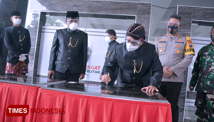Bupati Blitar, Drs H Rijanto menandatangani batu prasasti sebagai tanda soft launching RSUD Srengat, Rabu (5/8/2020).(FOTO: Sholeh/TIMES Indonesia)