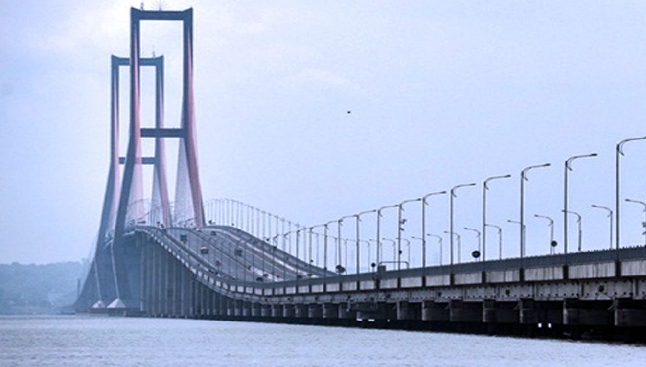 Ilustrasi Jembatan Suramadu, jembatan terpanjang di Indonesia. (foto: bisnis.com)