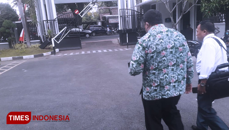 Sekda Syaifullah usai menjalani pemeriksaan di Kejaksaan Negeri Bondowoso. Dia didampingi Kuasa Hukumnya (FOTO: Moh Bahri/TIMES Indonesia).