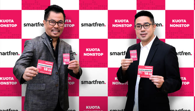 Deputy CEO Smartfren Djoko Tata Ibrahim menunjukkan produk paket kuota nonstop. (Foto: Smartfren for TIMES Indonesia)