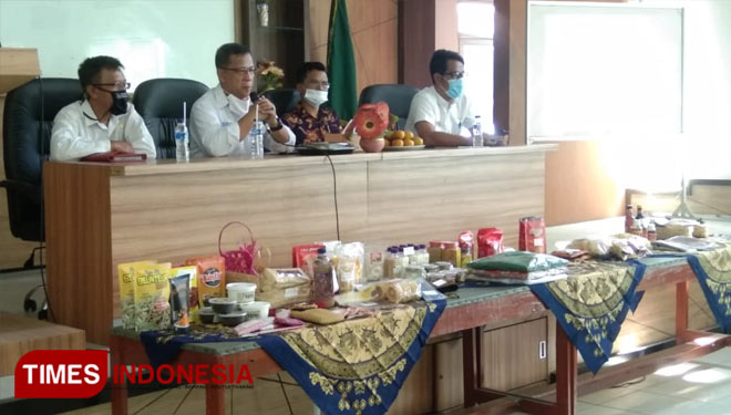 Dinas Ketenagakerjaan KUKM Majalengka bersama PD SMU Majalengka, saat menggelar kegiatan penguatan pemasaran prodak UMKM. (Foto: Jaja Sumarja/TIMES Indonesia)