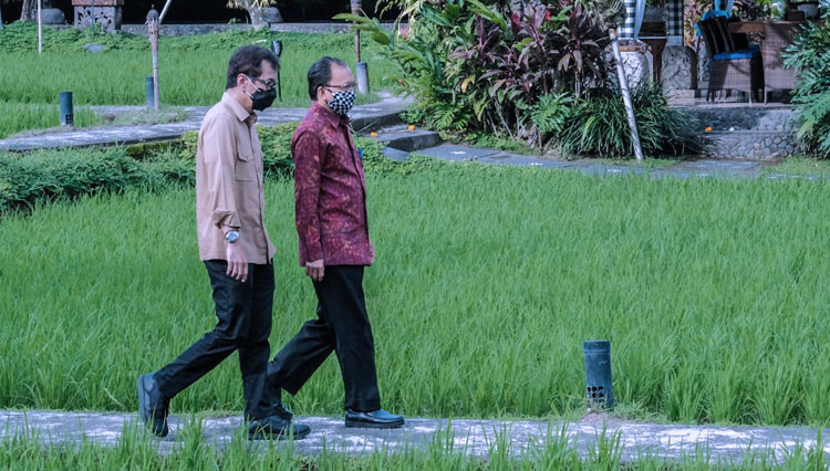 Menteri Pariwisata Wishnutama dan Menteri Perhubungan Budi Karya S dalam sebuah acara di Bali. (foto: Kemenparekraf RI)