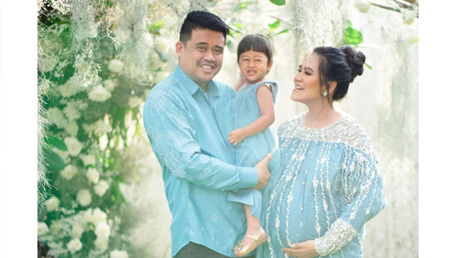 Kahiyang Ayu dan Bobby Nasution berfoto bersama keluarga. (foto: instagram diera bachir) 
