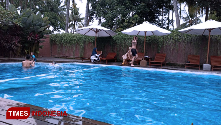 Suasana kolam renang Villa So Long, di Lingkungan Sukowidi, Kelurahan Klatak, Kecamatan Kalipuro, Banyuwangi, pasca insiden bocah 4 tahun tenggelam. (FOTO: Agung Sedana/TIMES Indonesia)