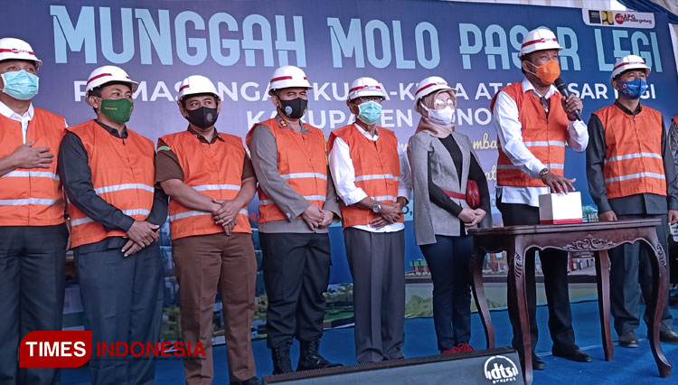 Bupati Ipong Muchlissoni pimpin tradisi Munggah Molo untuk pembangunan pasar legi Ponorogo,. (Foto:Marhaban/Times Indonesia)