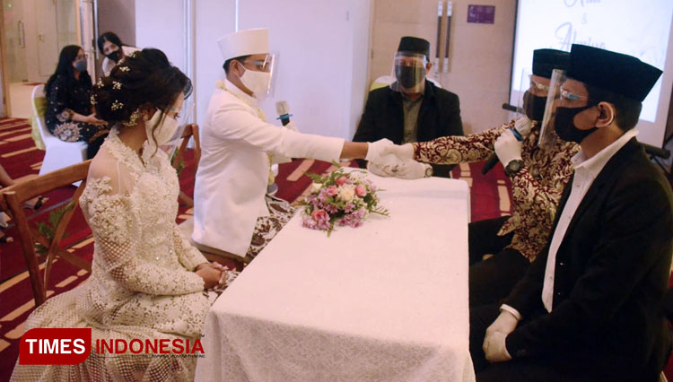 Suasana simulasi resepsi dan akad pernikahan di Ibis Styles Malang dengan penerapan protokol kesehatan Covid-19. (FOTO: Adhitya Hendra/TIMES Indonesia)