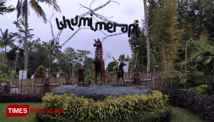 The visitors enjoy their time at Bhumi Merapi Sleman, Yogyakarta and do some photo hunt. (PHOTO: Pramesti Mutiara/TIMES Indonesia)