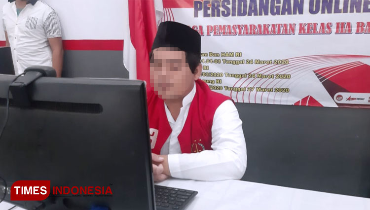 Ali Heri Sanjaya, terdakwa kasus pembunuhan Rosidah menjalani sidang secara online. (FOTO: Agung Sedana/TIMES Indonesia)