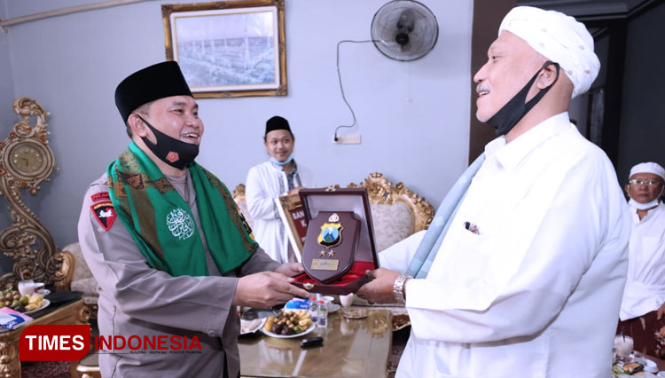 Perkuat Silaturahmi, Kapolda Jatim Kunjungi ke Ponpes Al-Hamidy dan Ponpes Al Misdat
