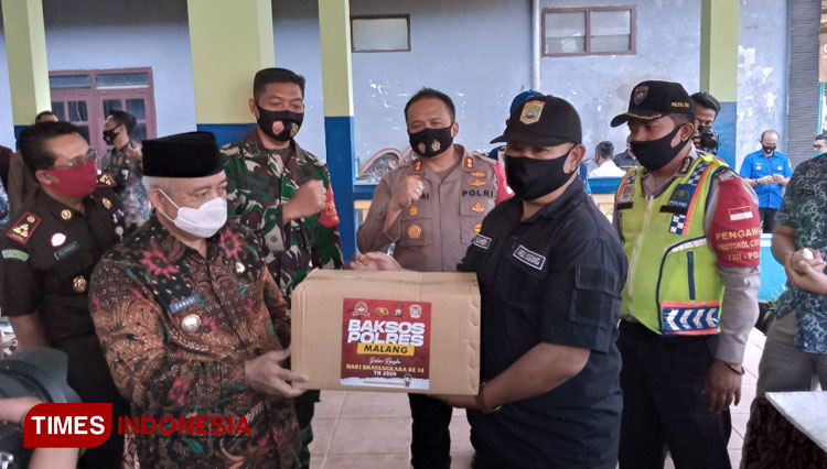 Forkopimda Kabupaten Malang saat menyerahkan bantuan sosial dari Polres Malang dalam gerakan Jatim Bermasker. (Foto: Binar Gumilang/TIMES Indonesia)