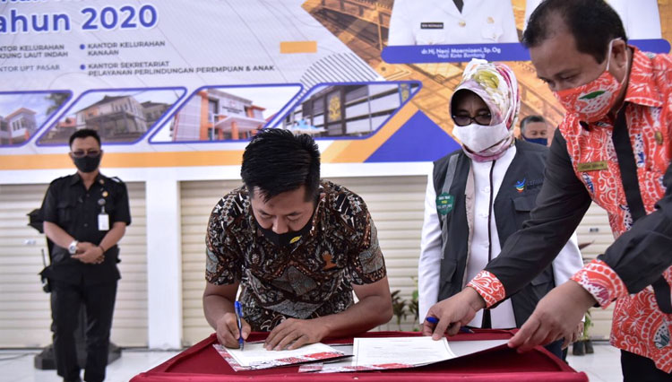 Ketua umum BPC Hipmi Bontang, Amriadi menandatangani Mou bersama pemerintah kota Bontang terkait pembinaan pelakuk usaha UMK. (Foto: Dokumen Hipmi Bontang)