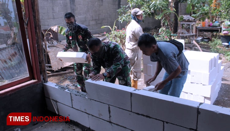 Anggota TNI saat sedang merehab RTLH. (Foto: Pendim Cilacap for TIMES Indonesia)