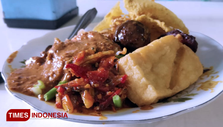 Kuliner sambal teri warung Pikatan Banyuwangi. (Foto: Febri Wiantono/TIMES Indonesia)