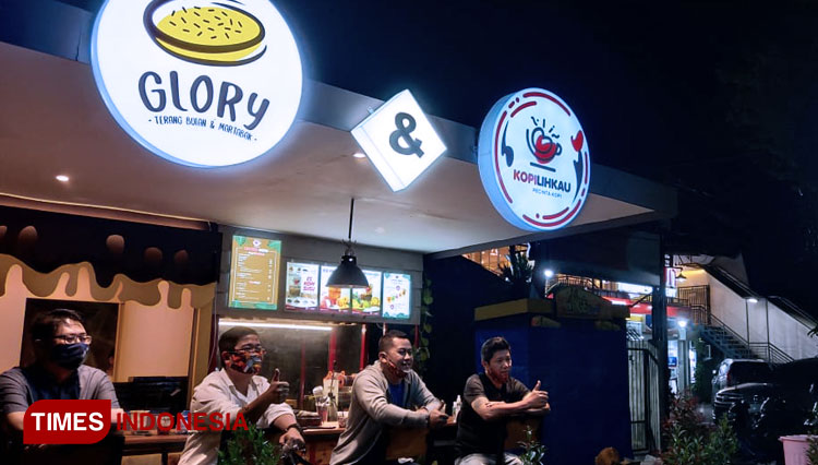 Glory terang bulan dan martabak yang ada di Jl Bondowoso, Kota Malang. Menghadirkan cafe emperan yang digemari kaum milenial. (FOTO: Chatelia/TIMES Indonesia)