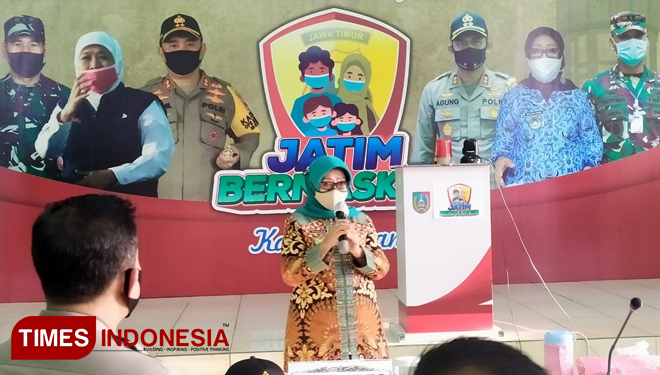 Bupati Jombang Hj. Mundjidah Wahab saat peluncuran Jombang Bermasker di Balai Desa Sengon, Kabupaten Jombang. (foto: Rohmadi/TIMES Indonesia)