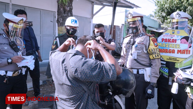 Kasat lantas Polres Sumenep, AKP Dedy saat melakukan Giat OPS PATUH memberikan Masker pada pengendara motor, Rabu (05/08/2020). (FOTO: AJP TIMES Indonesia)