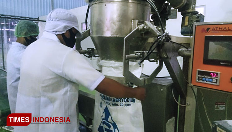 Kawasan Pegaraman Industri Camplong perusahaan Plat merah PT Garam (Persero) saat melakukan proses Garam Pangan , Rabu (05/08/2020). (FOTO: AJP TIMES Indonesia)