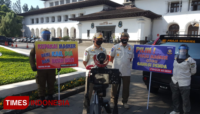 Satpol PP Jabar sosialisasi pakai masker di Gedung Sate, Kota Bandung, Kamis (6/8/2020). (Foto: Humas Pemprov Jabar for TIMES Indonesia) 