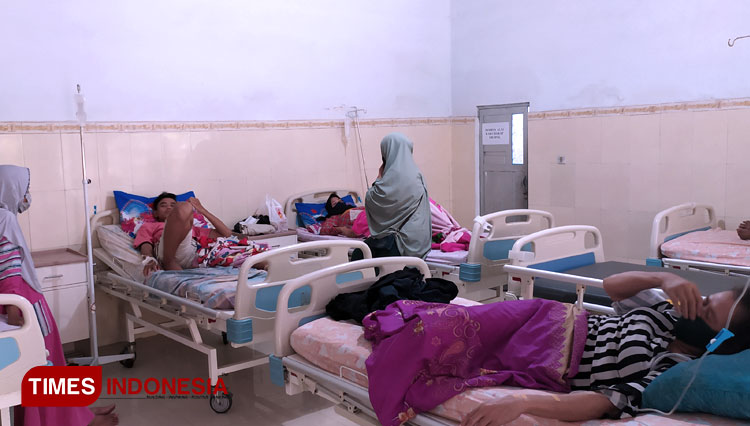 Warga Kelurahan Babat yang diduga mengalami keracunan, sedang menjalani perawatan di Puskesmas Babat, Kamis (6/8/2020). (FOTO: MFA Rohmatillah/ TIMES Indonesia)