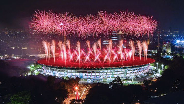 Pesta kembang api mewarnai pembukaan Asian Games 2018 di Stadion Utama Gelora Bung Karno, Senayan, Jakarta 