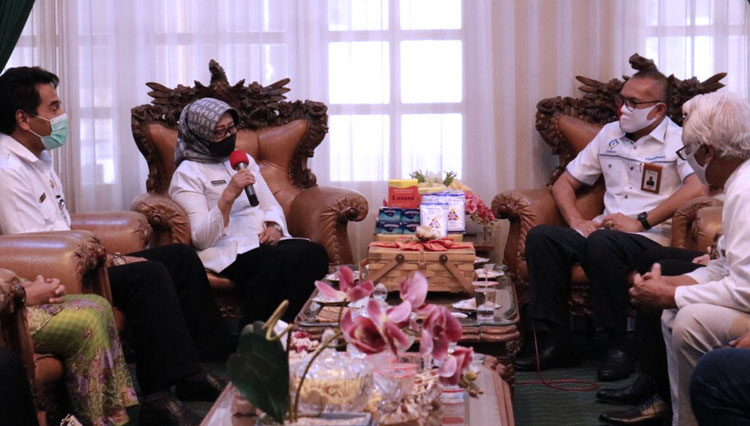 Direktur Utama PT Garam (Persero) Budi Sasongko (kanan) saatv silaturahmi dengan Bupati Jombang Mundjibah Wahab di Jombang, Rabu, (05/08/2020). (foto: Humas PT Garam)