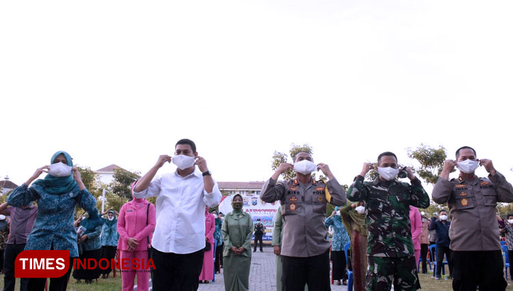 Forkopimda Kota Kediri saat bersama sama mengenakan masker dalam peluncuran program Jatim Bermasker di kampung tangguh rusunawa. (foto: Canda Adisurya/TIMES Indonesia)